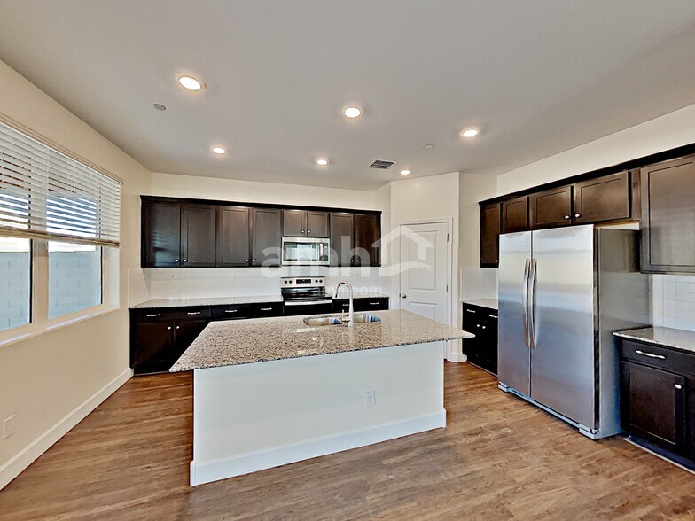 Building Photo - 5926 W Columbine Dr
