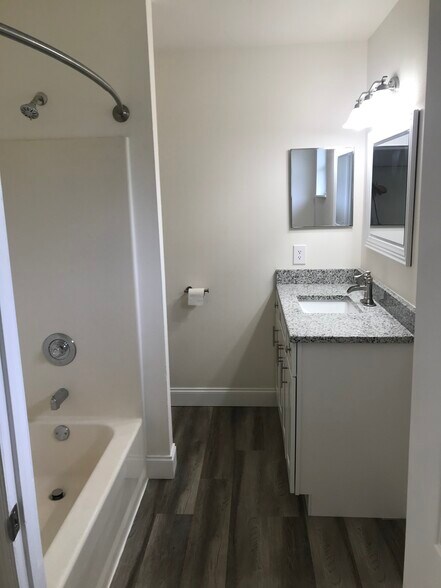 Building Photo - 1340 18th Ave SW