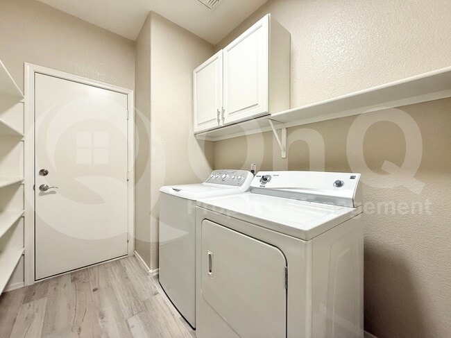 Building Photo - 681 E Woodsman Pl