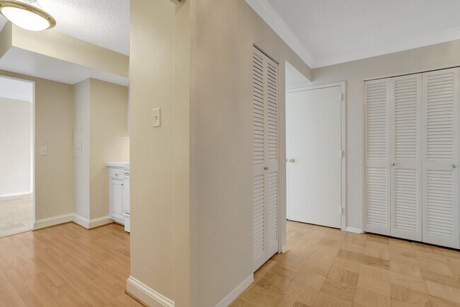 Building Photo - 3800 Fairfax Dr