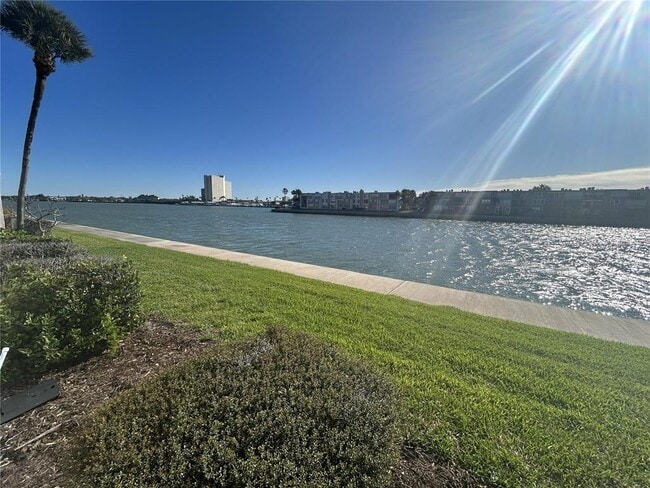 Building Photo - 7625 Sun Island Dr S