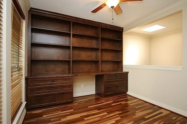 Building Photo - 5228 Woodlawn Pl