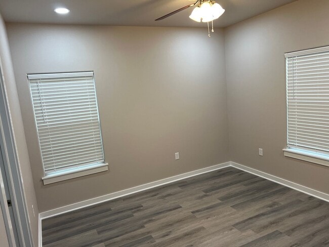 Building Photo - 923 Callie Ave