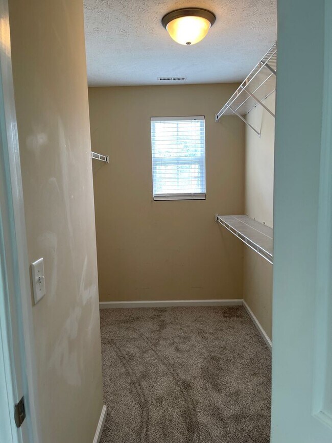 Building Photo - 617 Niagra Ln