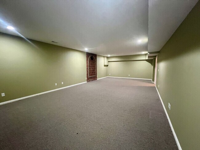 Building Photo - Gorgeous brick home with room to roam!