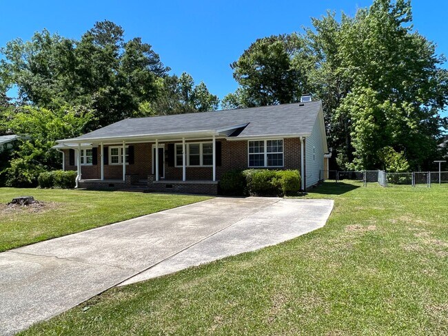Building Photo - Great on Gardenview!