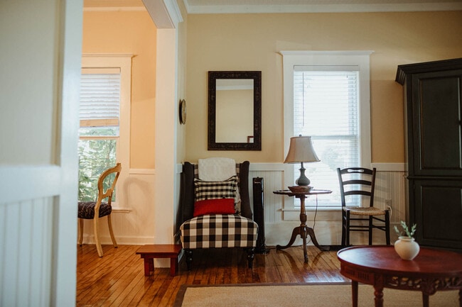 Building Photo - 108 W 6th St