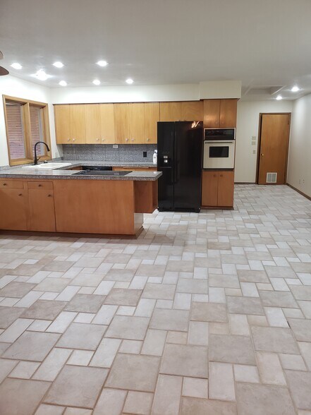 open kitchen - 1727 E Pinecrest Rd