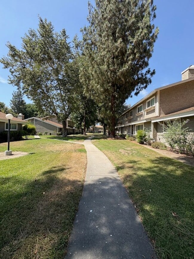 Building Photo - Centrally Located Redlands Townhome