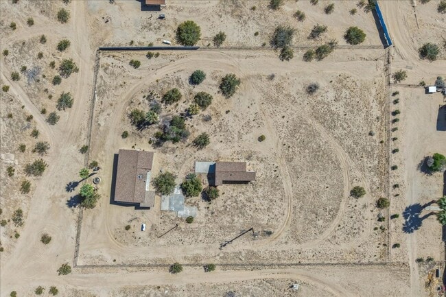 Building Photo - 2 Bedroom Home on 1.8 Acre Lot