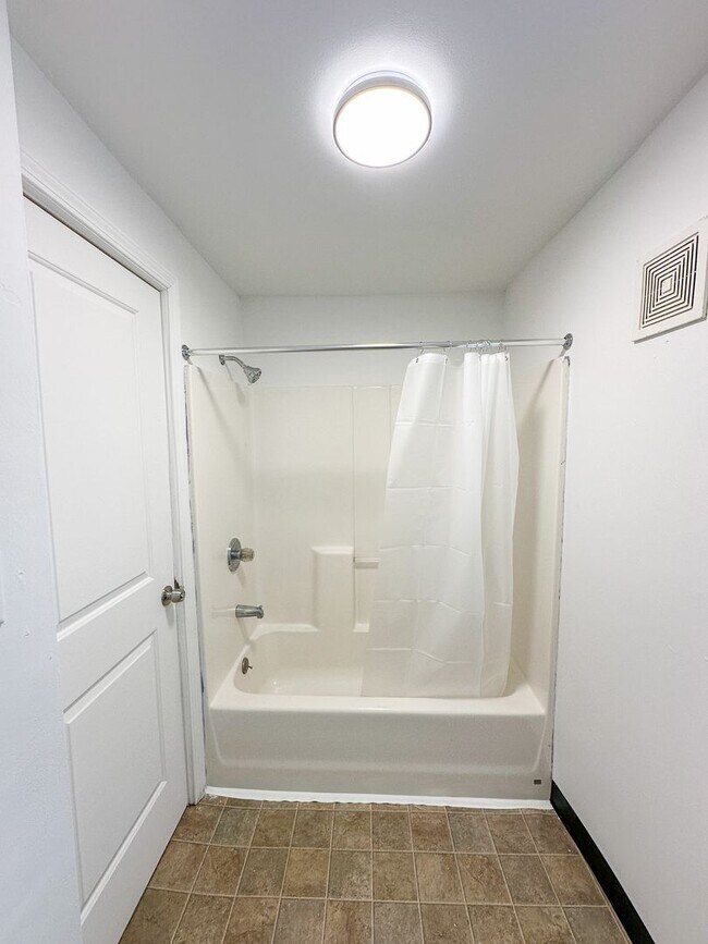 Building Photo - 748-750 Hogan SW