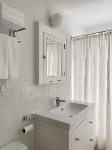 Upper-Level Bathroom - 5025 York Ave S