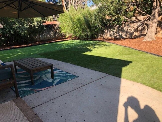 Building Photo - Great Location!  Updated Bungalow 2 bed, 1 bath with a bright open floorplan- fences yard- $500 o...
