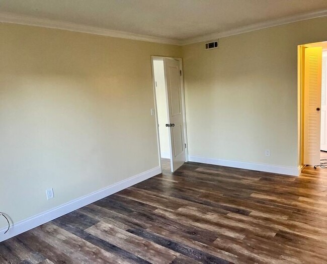 Building Photo - 1 Bedroom 2nd Floor Condo in East Orlando with Laminate Flooring and Scenic Balcony View!