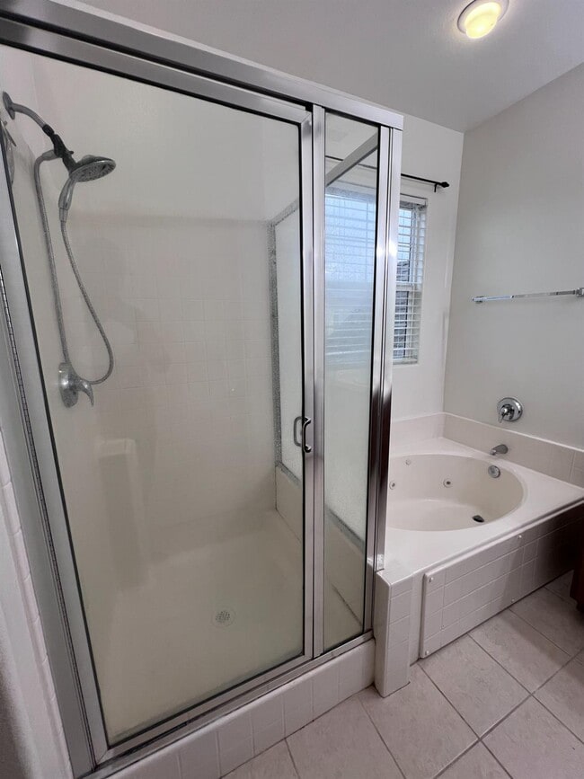 Building Photo - 770 W Brittany Ln