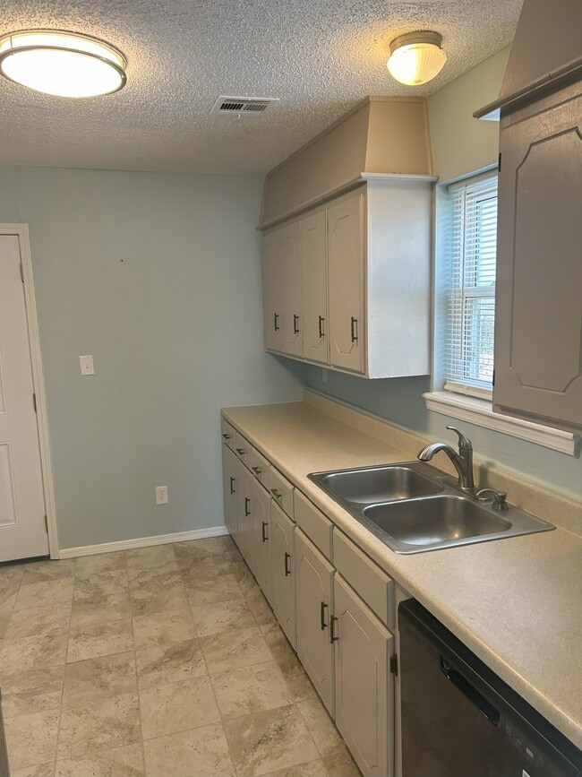 Kitchen - 104 N Wildhorse St