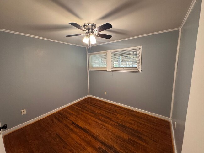 Building Photo - 413 Dell Dr