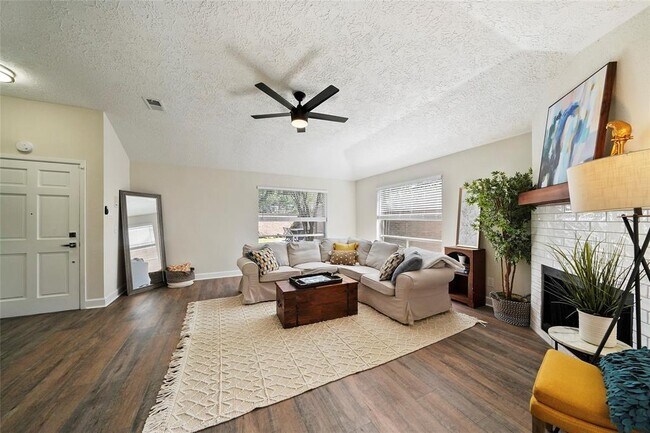 Building Photo - 9318 Beringwood Dr