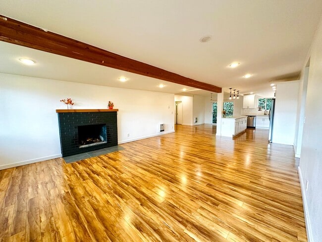 Building Photo - Stylish 4-Bed, 3-Bath Home in South Seattle
