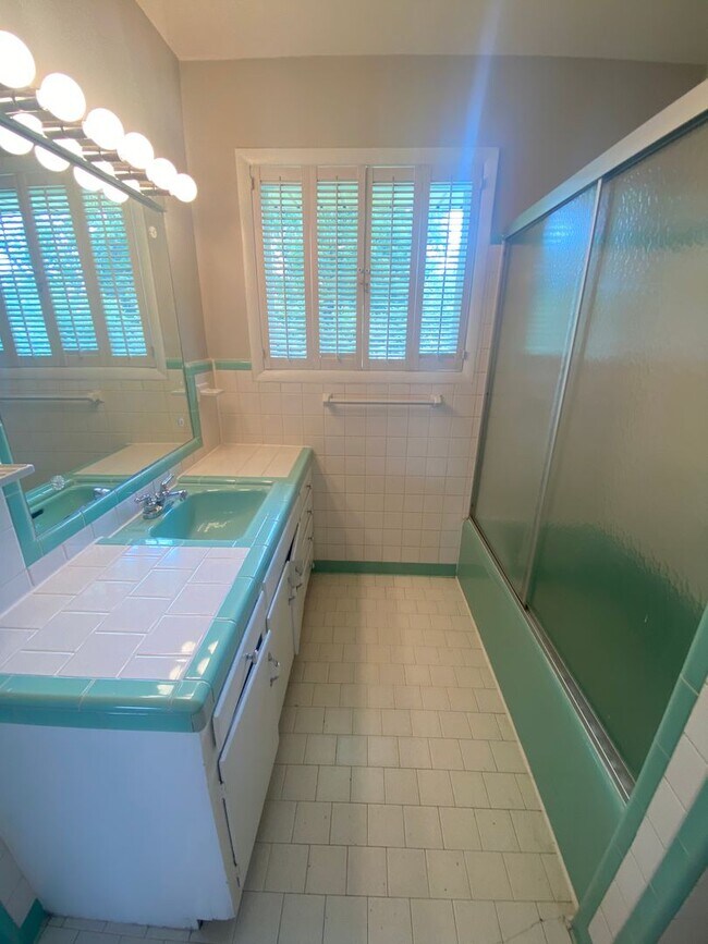 Building Photo - Charming 4 BR, 2 BA, Close to MTSU, 1 Car Garage, Large Carport