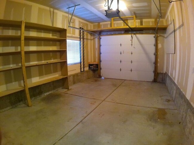 Building Photo - 5 bdrm 3bth Home 3 Car Garage Some utilities included