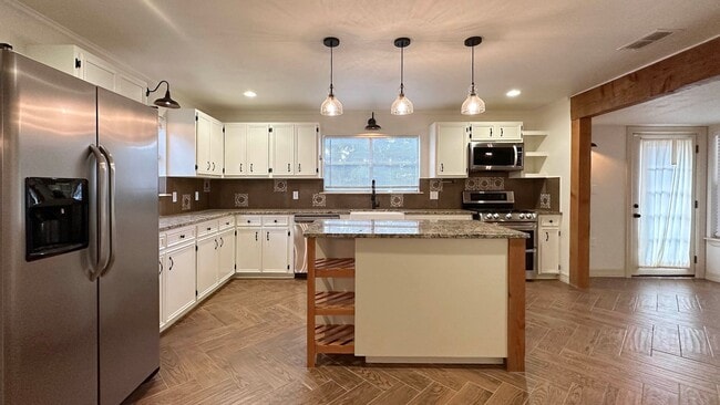 Building Photo - China Grove 4 bedroom, 3 bathroom