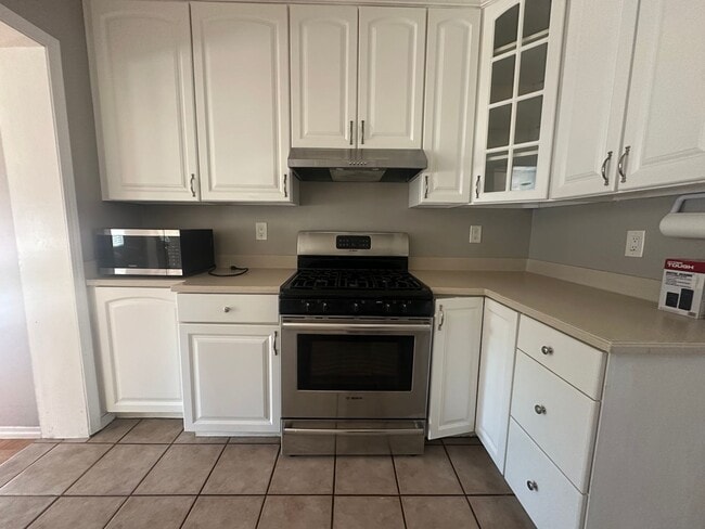 Building Photo - Beautiful 3-Bedroom + Bonus Sunroom Home f...