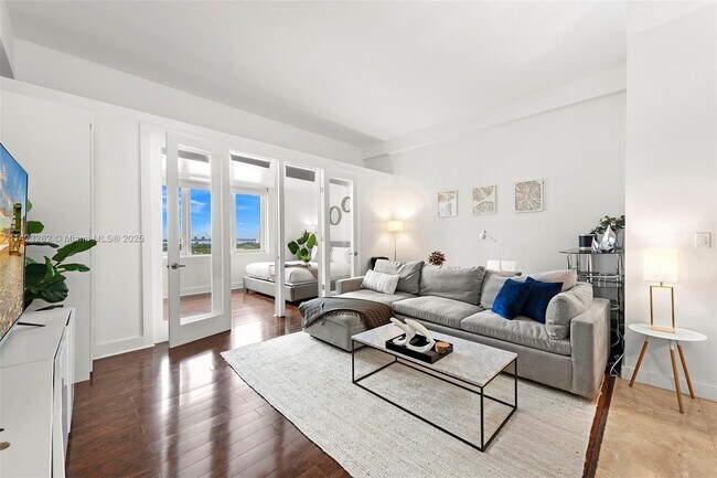 Primary Photo - 2301 Collins Ave
