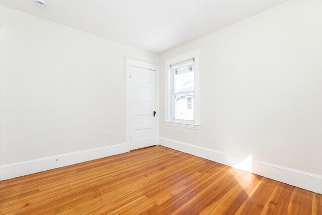 Building Photo - 359 Concord St