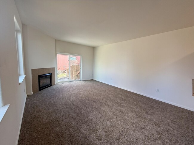 Building Photo - FANTASTIC 3 BEDROOM AND 2.5 BATHROOM TOWNHOUSE IN REDMOND!