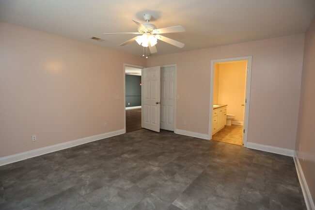 Building Photo - 3 Bedroom House close to Town!