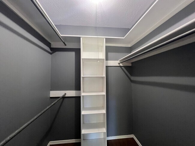 Building Photo - Ridglea4004 #203 ***MAINTENANCE-HOA***