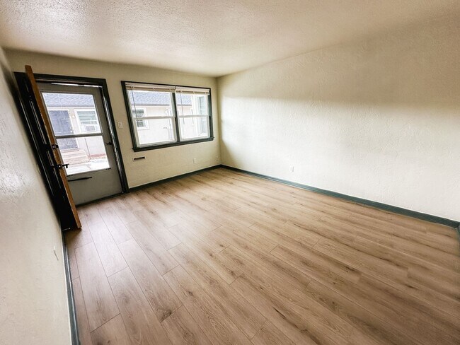 Building Photo - garden level one bedroom apartment