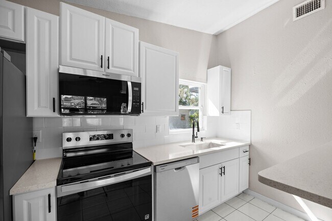 Building Photo - Modern Touches, Classic Charm—Your Bradenton Home Awaits