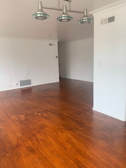 Building Photo - 144 S Bedford Dr