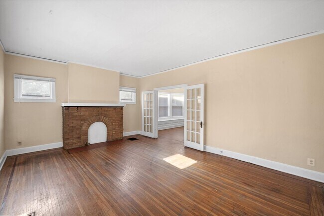 Building Photo - Spacious 4BR/2BA Home with Hardwood Floors Throughout!