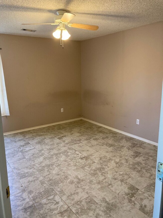 Building Photo - JUST REDUCED!!! 3 Bed / 2 Bath Extremely close to Wedington Exit!