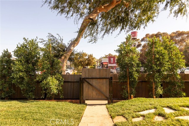 Building Photo - 3554 S Sycamore Ave