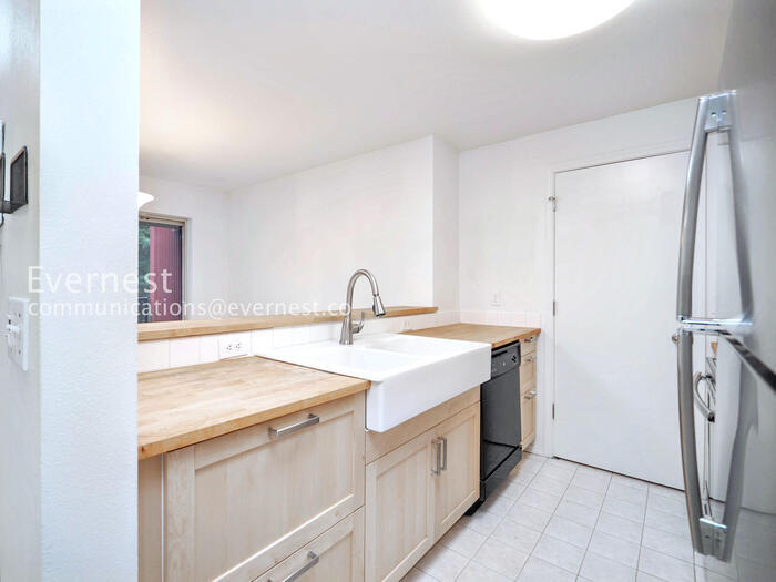 Building Photo - 9520 1st Ave NE