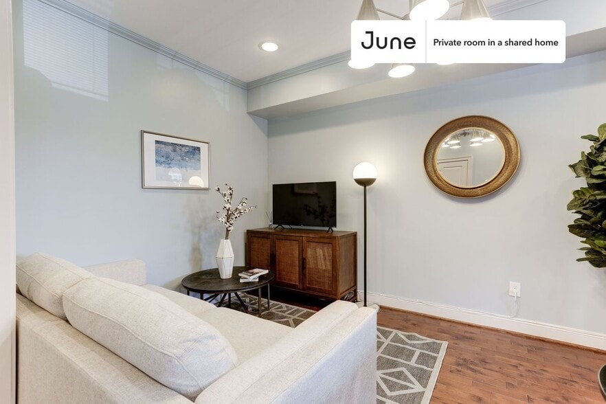 Building Photo - Room in Shared 5 bed/3.5 bath home in Capitol Hill
