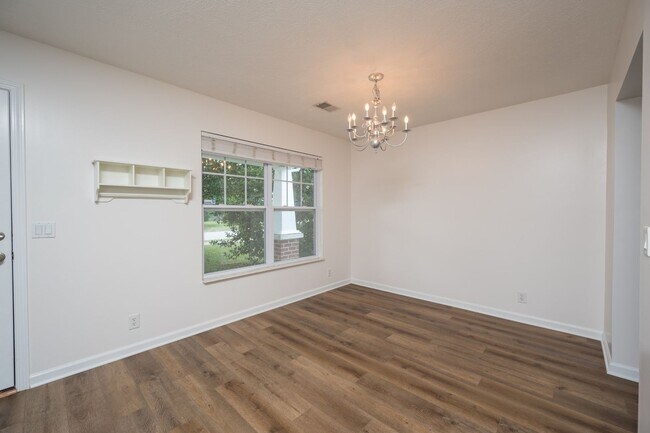 Building Photo - **BE THE LUCKY ONE TO LIVE IN THIS UPDATED NASHVILLE/ BELLEVUE HOME**