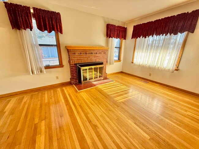 Building Photo - 252 Stoakes Ave