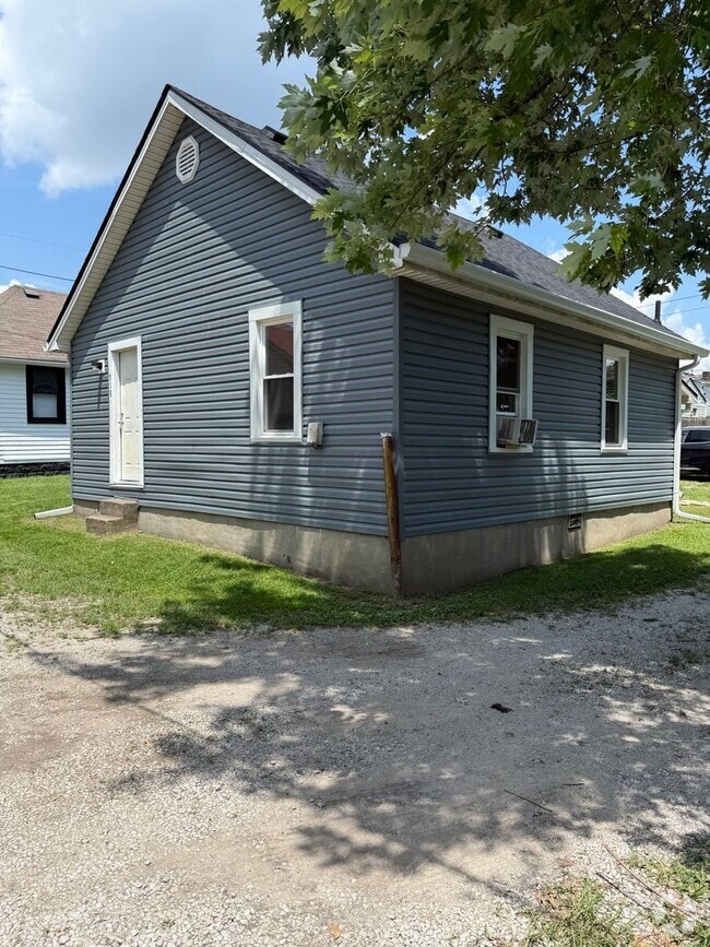 Building Photo - Cozy  Home