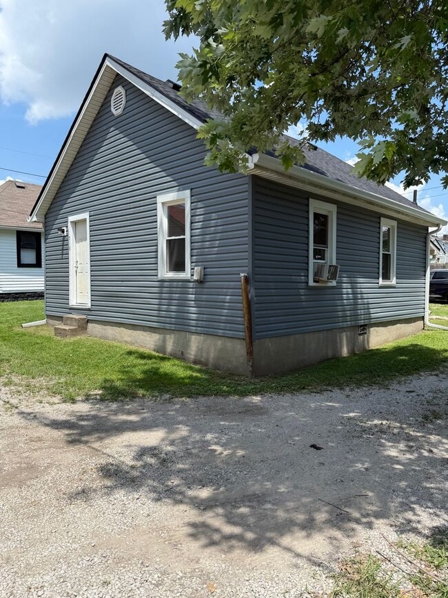 Building Photo - Cozy  Home