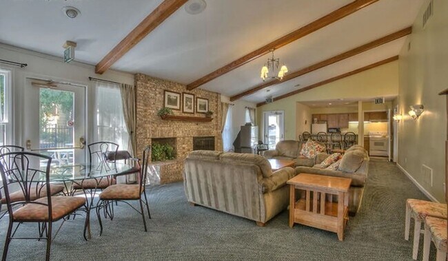 Building Photo - Updated 2 Bed 2 Bath Hunter Creek Condo W/Community Pool