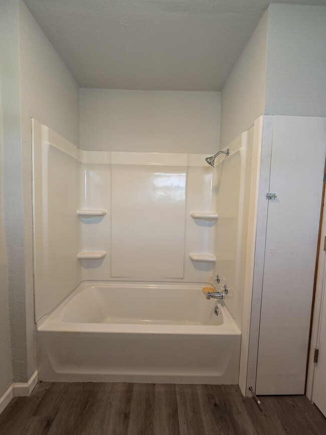 Building Photo - 3 Bedroom 1 Bath Home in Shawnee!