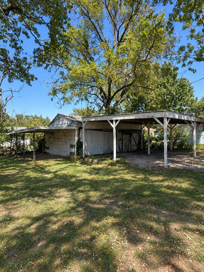 Building Photo - 721 W Della St