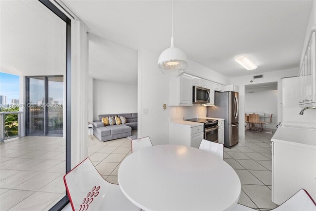 Building Photo - 3598 Yacht Club Dr