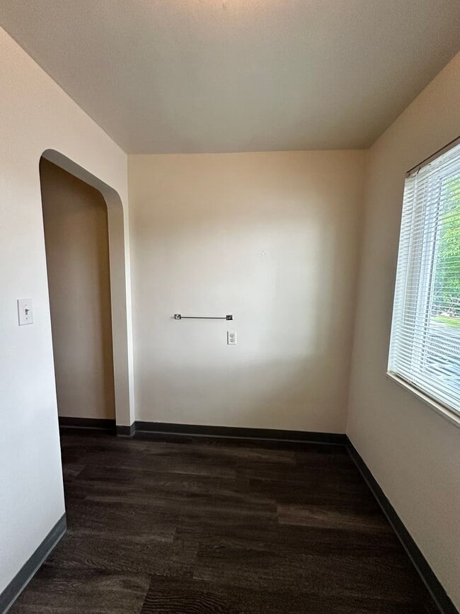Building Photo - (DUP) - Studio Apartment! Great location, ...