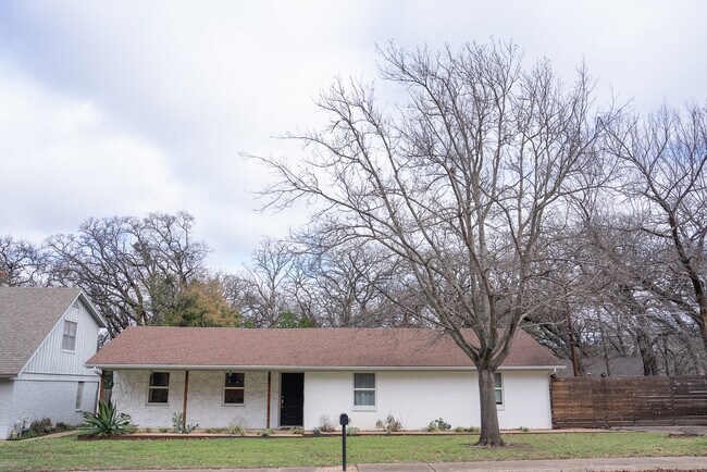 Building Photo - 637 N Bowen Rd